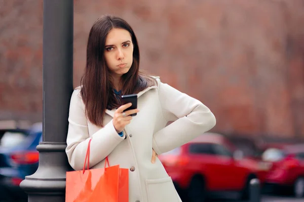 Donna Infastidita Con Smartphone Shopping Bag — Foto Stock