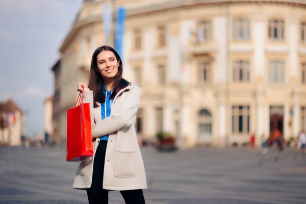 Happy Female Tourist Shopping Het Historische Centrum — Stockfoto