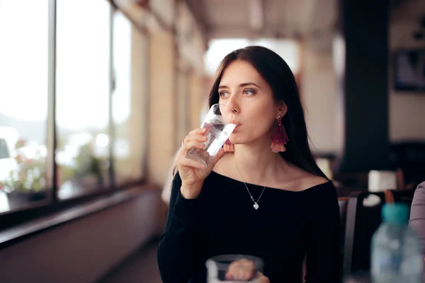 Mujer Sedienta Bebiendo Vaso Agua Restaurante —  Fotos de Stock