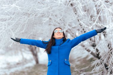 Aynalı Güneş Gözlüğü Moda Portresi ile Moda Kış Kadını