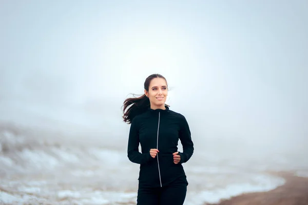 Mulher Esportiva Correndo Inverno — Fotografia de Stock