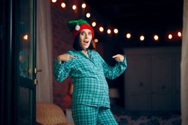 Komik Hamile Kadın Noel 'i pijamalarıyla kutluyor