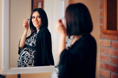 Hamile Kadın Aynanın Önünde Makyaj Yapıyor