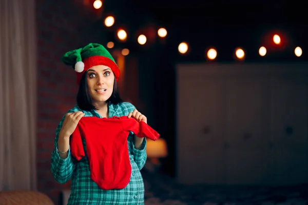 Mulher Grávida Bonito Celebrando Natal Segurando Roupas Bebê — Fotografia de Stock