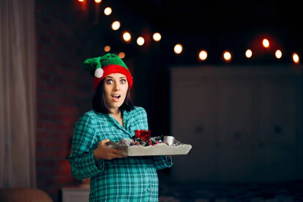 Funny Pregnant Woman Celebrating Christmas Pajamas — Stockfoto