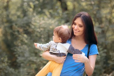 Anne ve Kızı Ormanda Yürüyüşe Çıktılar