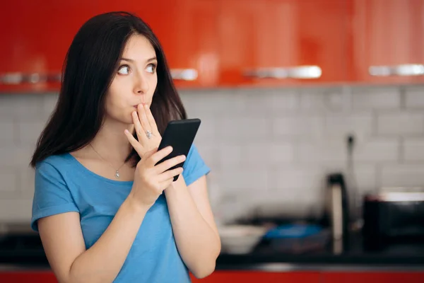 Funny Girl Sosteniendo Compras Teléfonos Inteligentes Desde Casa — Foto de Stock