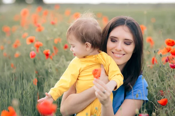 Boldog Anya Lánya Gyönyörű Mező Poppies — Stock Fotó