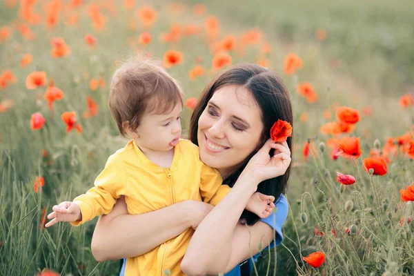 Boldog Anya Lánya Gyönyörű Mező Poppies — Stock Fotó