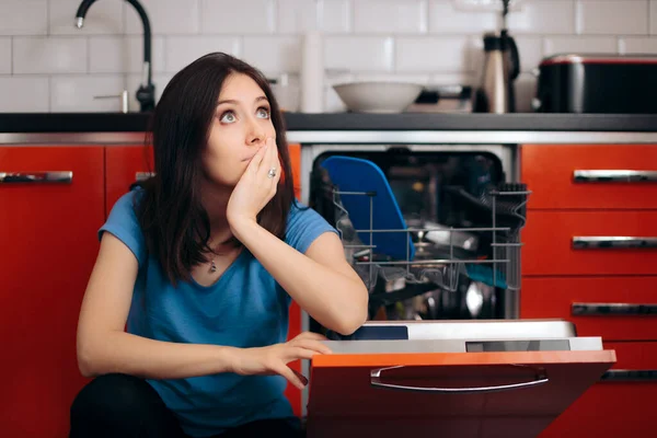 Triste Mujer Cansada Junto Cocina Limpieza Lavavajillas Completo — Foto de Stock