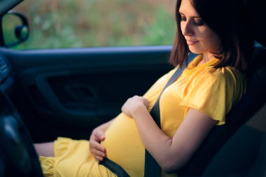 Hamilelik Seyahati: Araba Kadının Emniyet kemeri takması 