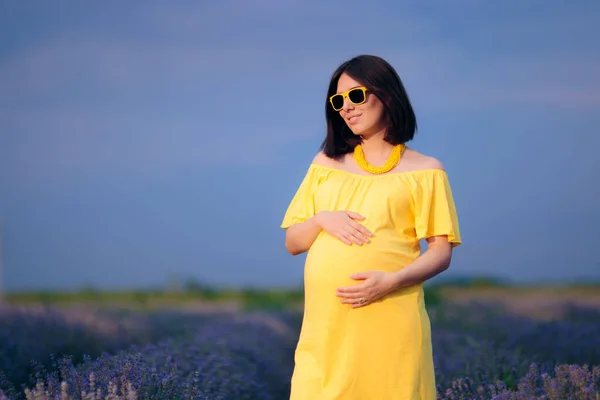 Donna Incinta Campo Lavanda Ritratto Moda — Foto Stock