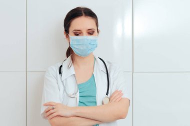 Cerrahi maske takan yorgun bir doktorun portresi