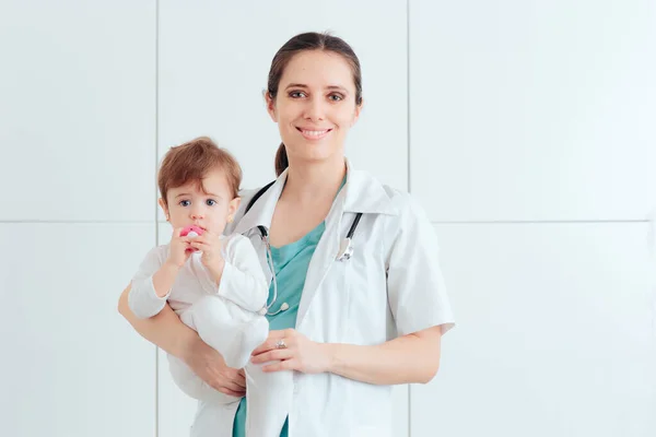 Kinderärztin Mit Glücklichem Baby Zur Untersuchung — Stockfoto