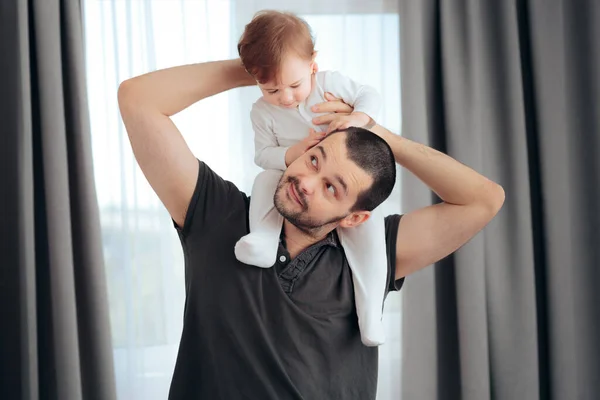 Tată Fericit Ținându Fiica Sus Jucându Împreună — Fotografie, imagine de stoc