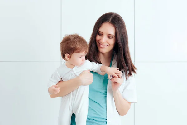 Kinderärztin Mit Glücklichem Baby Zur Untersuchung — Stockfoto