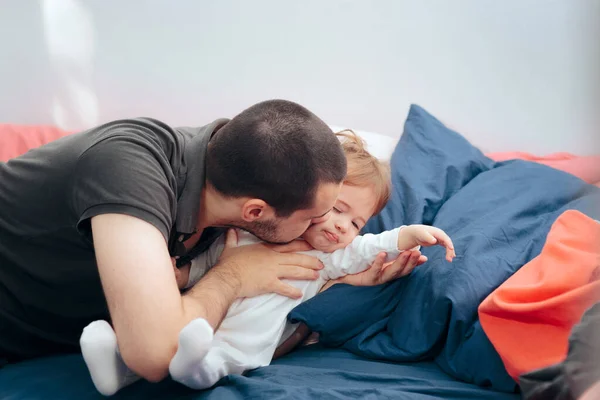 Vader Zoent Overstuur Dochter Proberen Haar Vrolijken — Stockfoto