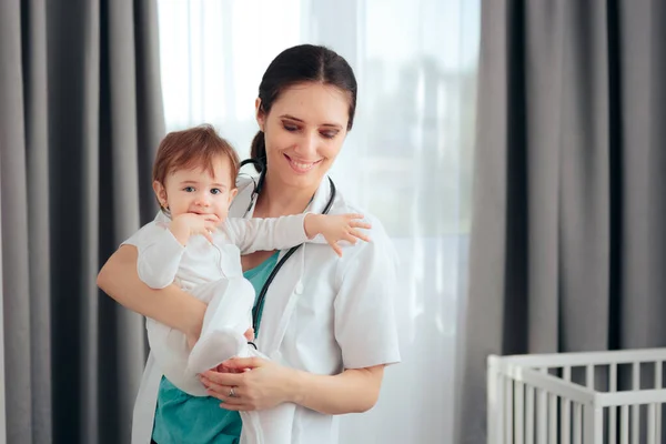 Ärztin Macht Hausbesuch Bei Säugling — Stockfoto