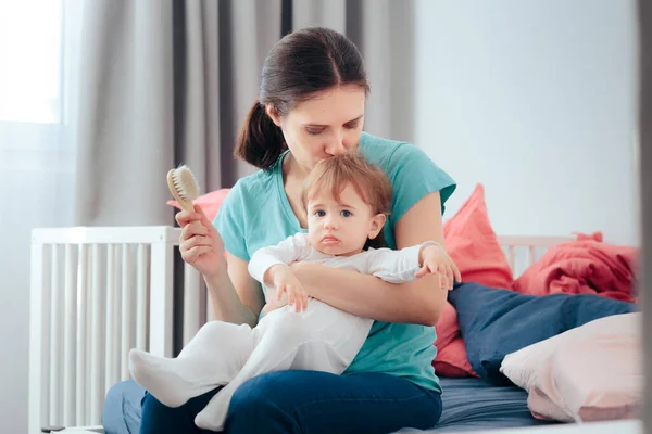 Maman Brossant Les Cheveux Des Filles Sur Côté Lit — Photo