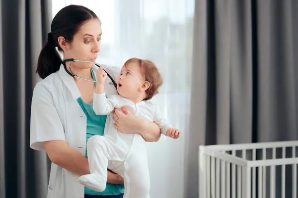 Ungeziefertes Baby Nimmt Kinderarzt Bei Hausbesuch Stethoskop Weg — Stockfoto