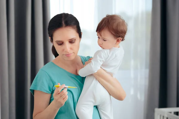 Mère Inquiète Tenant Thermomètre Vérification Température Bébé — Photo