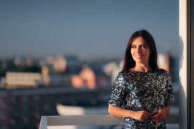 Balkonda Sahne Üstü Giyen Kadın Gün Doğumu 'na hayran