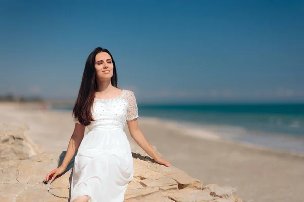 Femme Robe Mariée Bain Soleil Près Plage — Photo