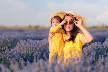 Güzel Lavanta Tarlası 'nda Anne Gözlüğü Tutan Bebek