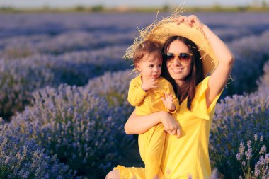 Komik Anne ve Bebek Lavanta Tarlasında Oturuyor