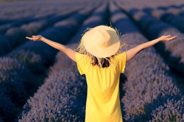 Lavanta Tarlasında Bekleyen Hasır Şapkalı Turist Kadın