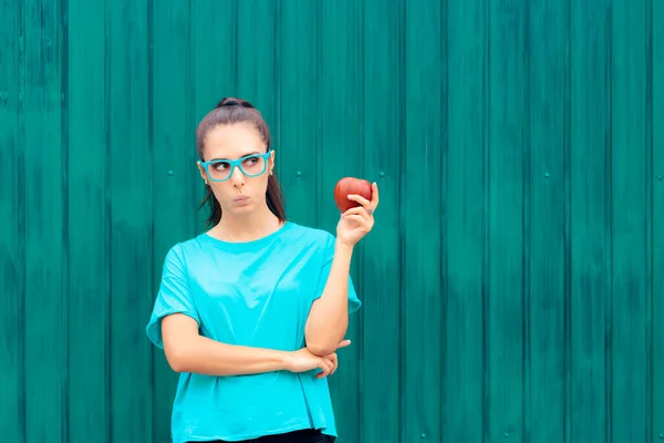 Curieuse Fille Regardant Une Pomme Prête Grignoter — Photo