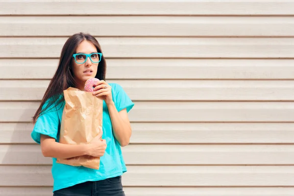 Funny Girl Eating Donuts Selat Out Paper Bag — Stok Foto