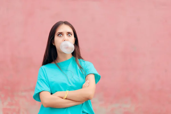 Femme Drôle Soufflant Bulle Avec Gomme Mâcher — Photo