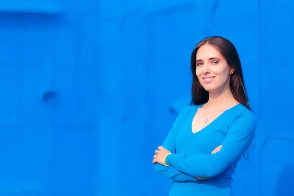 Egy Kék Pulóvert Viselő Portréja Kék Alapon — Stock Fotó