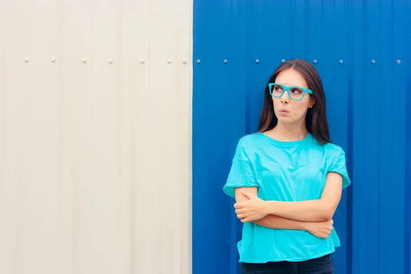Terkejut Girl Wearing Eyeglass Looking Sideways — Stok Foto