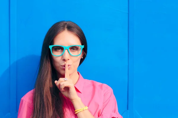 Perempuan Memakai Blue Eyeglasses Memegang Jari Pada Bibir Nya — Stok Foto