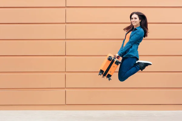 Gelukkig Reizen Vrouw Springen Met Vreugde — Stockfoto