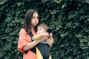 Stresli Anne Kucağında Akıllı Telefon Yürüyen Bebek