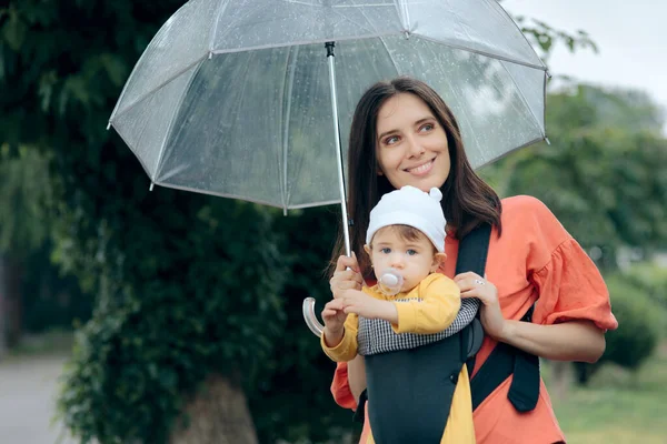 Anya Gazdaság Esernyő Séta Baba Eső Nap — Stock Fotó