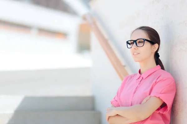 Indah Perempuan Bisnis Mengenakan Gelas Bingkai Hitam — Stok Foto