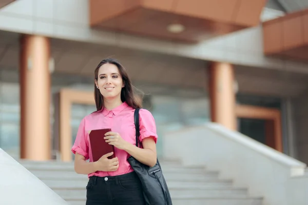 Glückliche Studentin Hält Notizbuch Vor Universitätsgebäude — Stockfoto