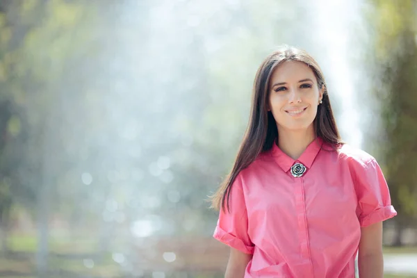 Sorridente Intelligente Donna Casual Fronte Alla Fontana Artesiana Urbana — Foto Stock