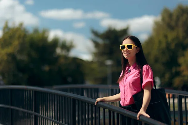 Stylová Inteligentní Ležérní Město Žena Kabelkou Slunečními Brýlemi — Stock fotografie