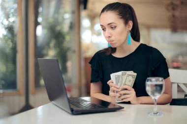 Çevrimiçi Yatırım Arayan Komik Üzgün Kadın Nakit Tutuyor