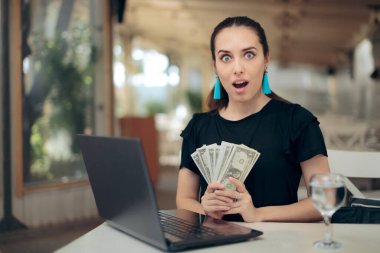 İnternette Para Kazanan Şaşkınlık Kadını