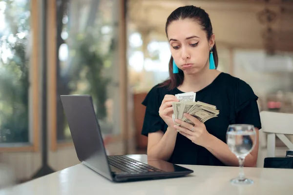 オンライン投資を探している面白い悲しい女ホールディング現金 — ストック写真