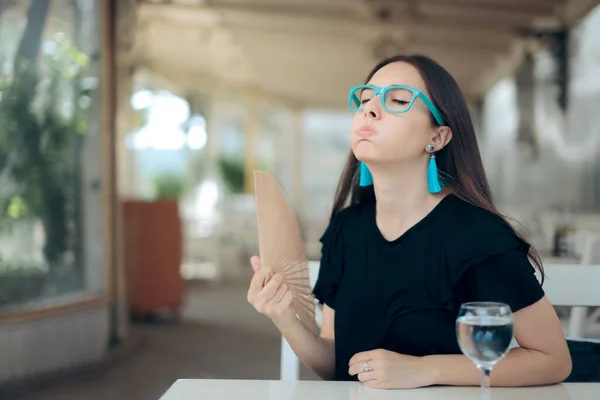 Vrouw Met Hand Ventilator Vechten Zomer Warmte — Stockfoto