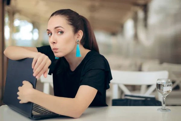 Mujer Con Ordenador Portátil Preocupada Por Privacidad Línea Los Datos —  Fotos de Stock