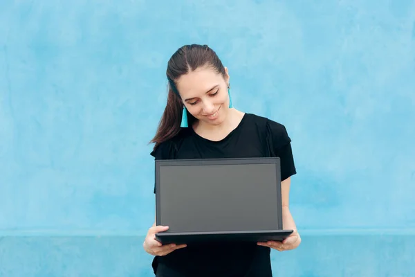 Jovem Mulher Milenar Segurando Laptop — Fotografia de Stock