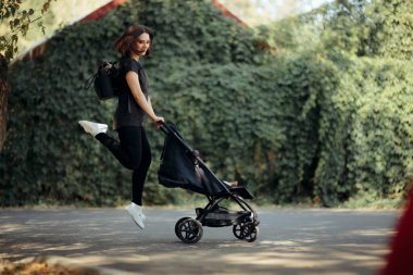 Mutlu Anne İten Bebek Arabası Sevinçle Atlayan